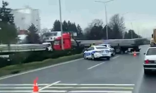 Bolu'da Tırın Kontrolden Çıkması Trafiği Uzun Süre Durdurdu