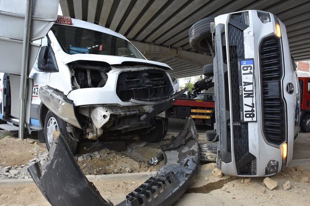 Trabzon Ortahisar'da Minibüs ve SUV Çarpıştı: 4 Kişi Yaralandı