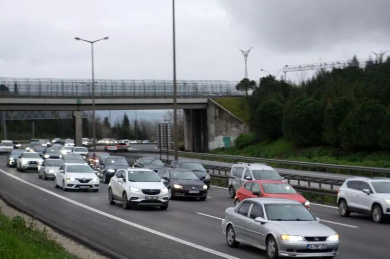 TEM Otoyolu İstanbul Yönünde Bayram Dönüş Trafiği Yoğunlaştı