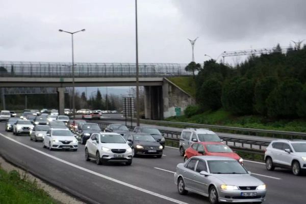 TEM Otoyolu İstanbul Yönünde Bayram Dönüş Trafiği Yoğunlaştı