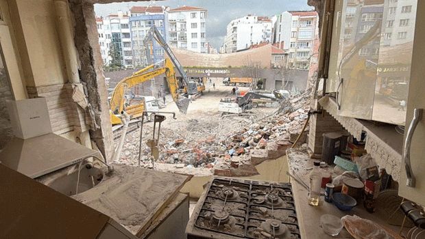 Odunpazarı'nda 8 Katlı Binanın Yıkımı Sırasında Komşu Dairenin Duvarı Çöktü