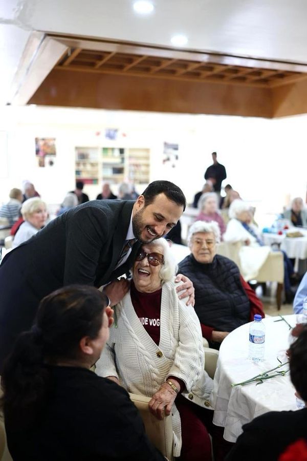 AK Parti İstanbul Başkanı Özdemir, Etiler Huzurevi Ziyaretinde Erdoğan’ın Hatırasını Paylaştı