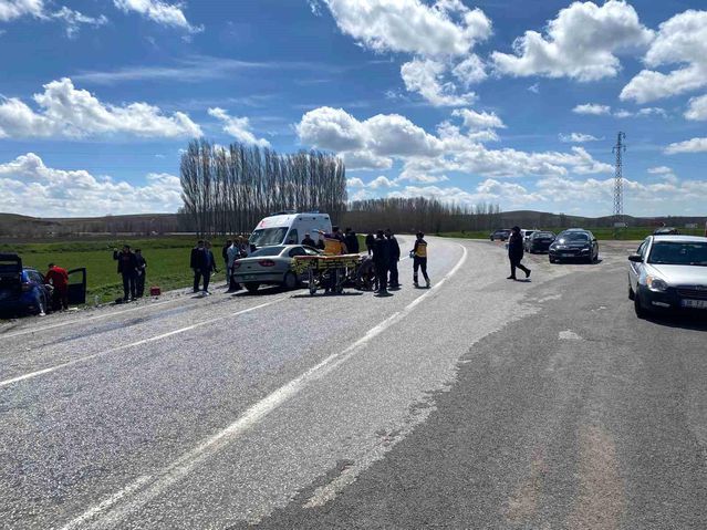 Yozgat'ta İki Otomobilin Çarpışması Sonucu 4 Kişi Yaralandı