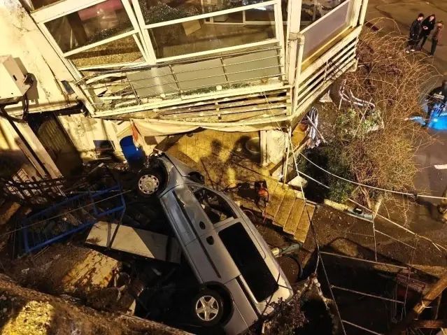 Silivri Selimpaşa'da Hafif Ticari Araç 5 Metrelik Yükseklikten Düştü, 2 Kişi Yaralandı