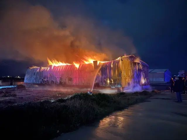 Osmaniye’de Kağıt Fabrikasındaki Yangın Üç Saatte Kontrol Altına Alındı