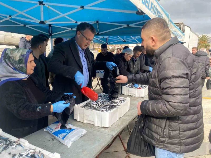 Manisa Alaşehir'de Belediyenin Ücretsiz Dağıttığı 8 Ton Hamsi 1 Saatte Tükendi