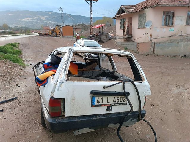 Boyabat'ta Otomobil Devrildi, İki Kişi Yaralandı