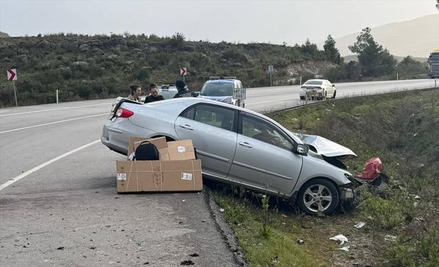 Manavgat'ta Tır ve Otomobil Çarpıştı: 2 Kişi Yaralandı