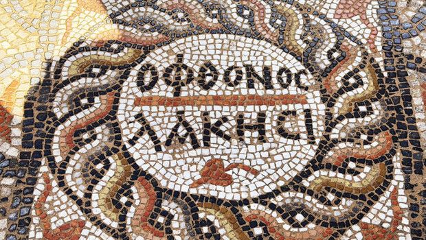 Antik Kentte 1500 Yıllık 'Kıskanan Çatlasın' Mozaiği Bulundu