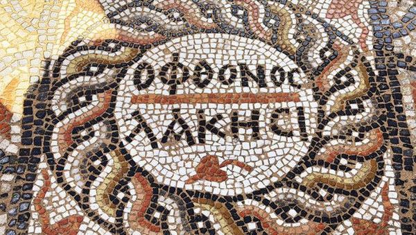 Antik Kentte 1500 Yıllık 'Kıskanan Çatlasın' Mozaiği Bulundu