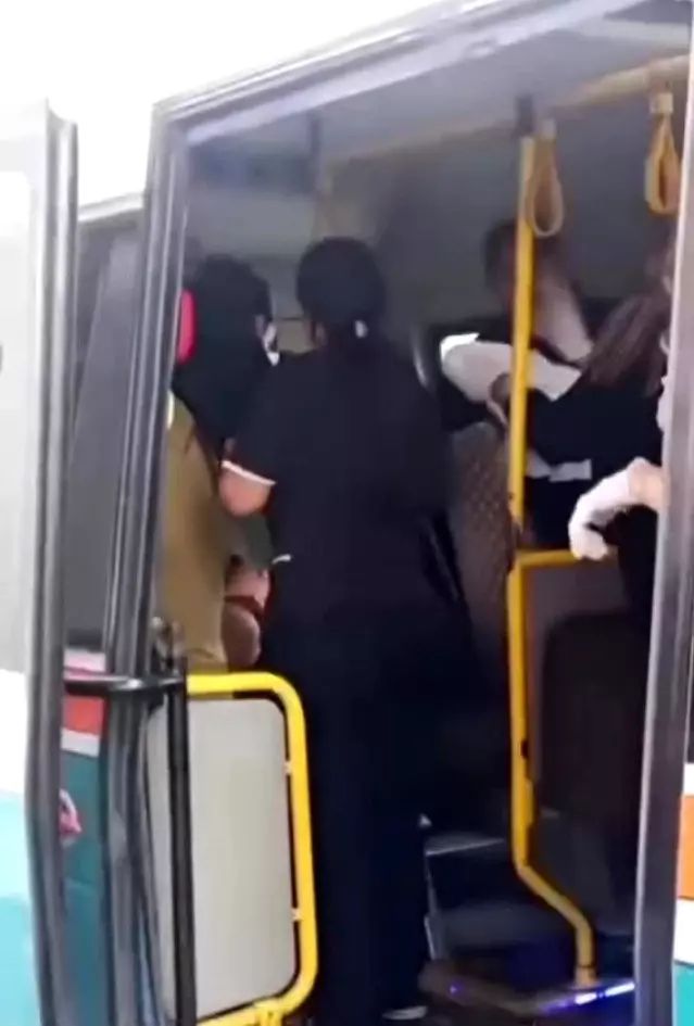 İzmir'de Minibüste Doğum Gerçekleşti: Anne ve Bebek Sağlık Durumu İyi