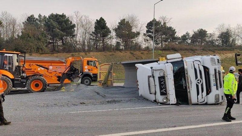 TEM Otoyolu'nda Hafriyat Kamyonu Devrildi, Trafik Tek Şeride Düştü