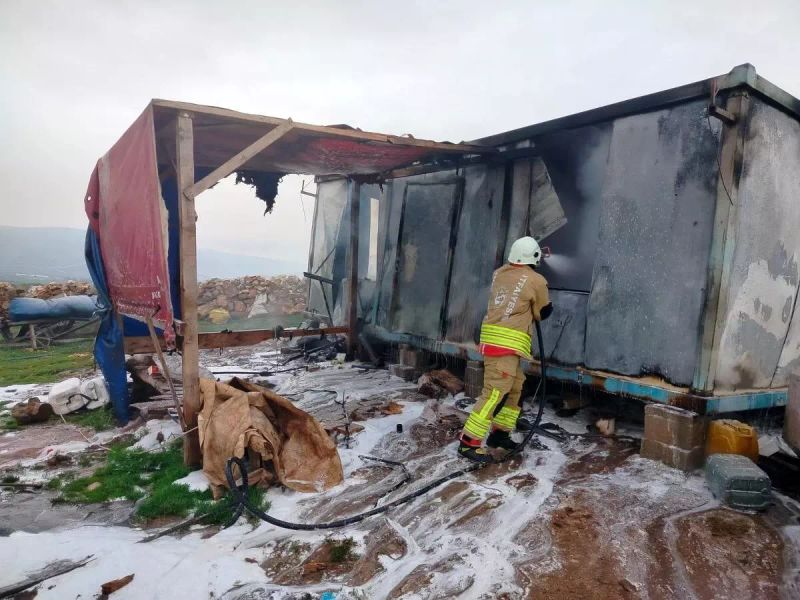 Reyhanlı Çakıryiğit Mahallesi'nde Konteyner Yangını Kontrol Altına Alındı