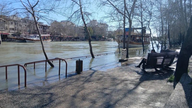 Antalya'da Kuvvetli Yağış 6 İlçede Hasara Yol Açtı, Mahsur Hayvanlar Kurtarıldı
