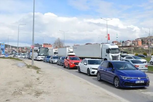 Samsun-Ankara Karayolunda Bayram Tatili Dönüşü Trafik Yoğunluğu