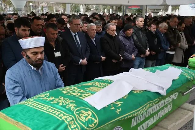 Kayseri'de Trafik Kazasında Yaşamını Yitiren Tıp Öğrencisi Yaren Mercan Toprağa Verildi