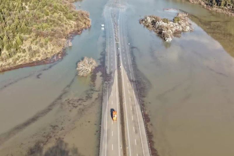 Antalya-Konya Karayolunda Sel Nedeniyle Trafik Kesintisi
