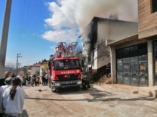 Niksar'da İki Katlı Evde Yangın: 2 Kişi Dumandan Etkilendi