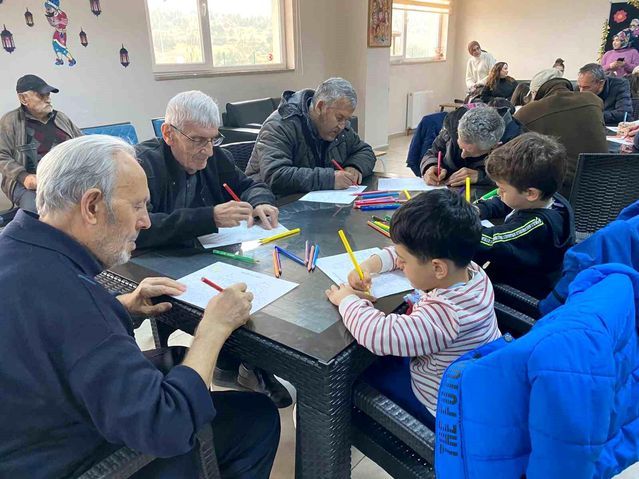 Minik Öğrenciler Balıkesir Huzurevi Sakinlerini Ziyaret Etti