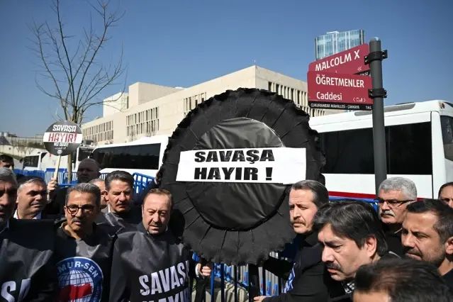 Memur-Sen, ABD ve İsrail’in İran’a Yönelik Saldırılarını Siyah Çelenkle Protesto Etti