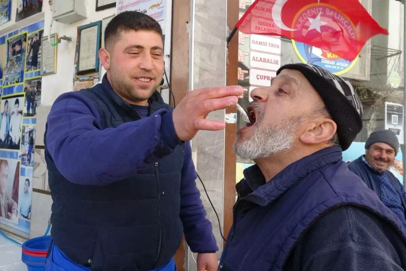Kilis'te Hamsi Tezgahlarda Yerini Aldı, Vatandaşlar Çiğ Tüketmeye Başladı