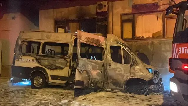 Sarıyer'de Park Halindeki Minibüs Yangını İş Yerine ve Şarj İstasyonuna Sıçradı