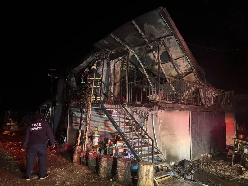 Uşak'ta Prefabrik Evde Çıkan Yangında Karı-Koca Hayatını Kaybetti