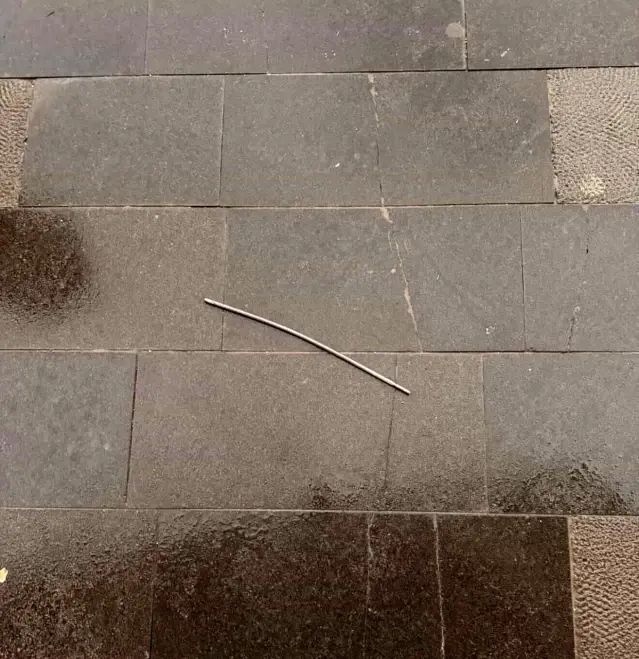 Elazığ'da AVM Önünde Demir Çubuk Düşmesiyle Yaralanma Meydana Geldi