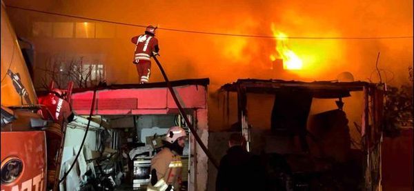 Edirne'de Gece Yangını: Tek Katlı Ev ve Otomobil Kül Oldu
