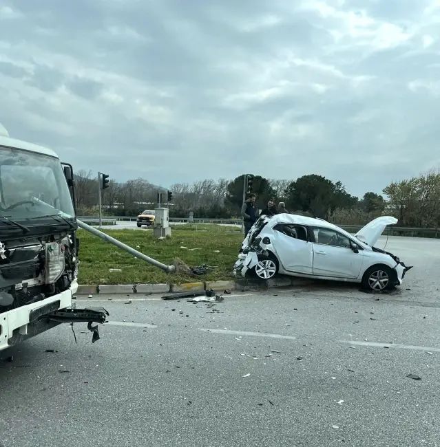 Akhisar'da Organize Sanayi Bölgesi Kavşağında Trafik Kazası: 1 Kişi Yaralandı