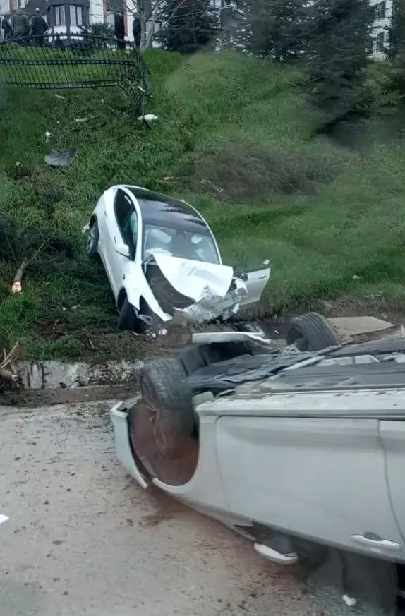 Kocaeli'de Kontrolden Çıkan Tesla Park Halindeki Araca Çarptı
