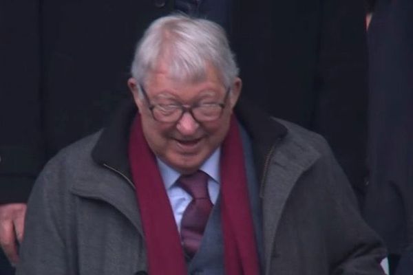 84 Yaşındaki Sir Alex Ferguson, Manchester City Taraftarlarının Tepkisine Gülümseyerek Karşılık Verdi