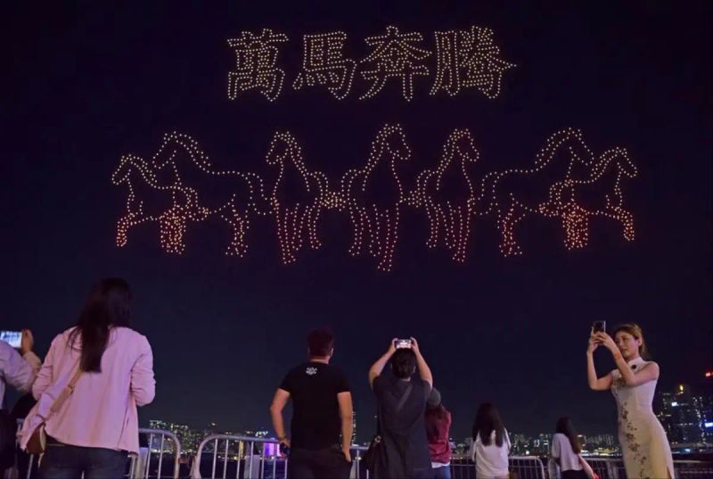 Hong Kong'da Çin Yeni Yılı için Drone Işık Gösterisi Düzenlendi