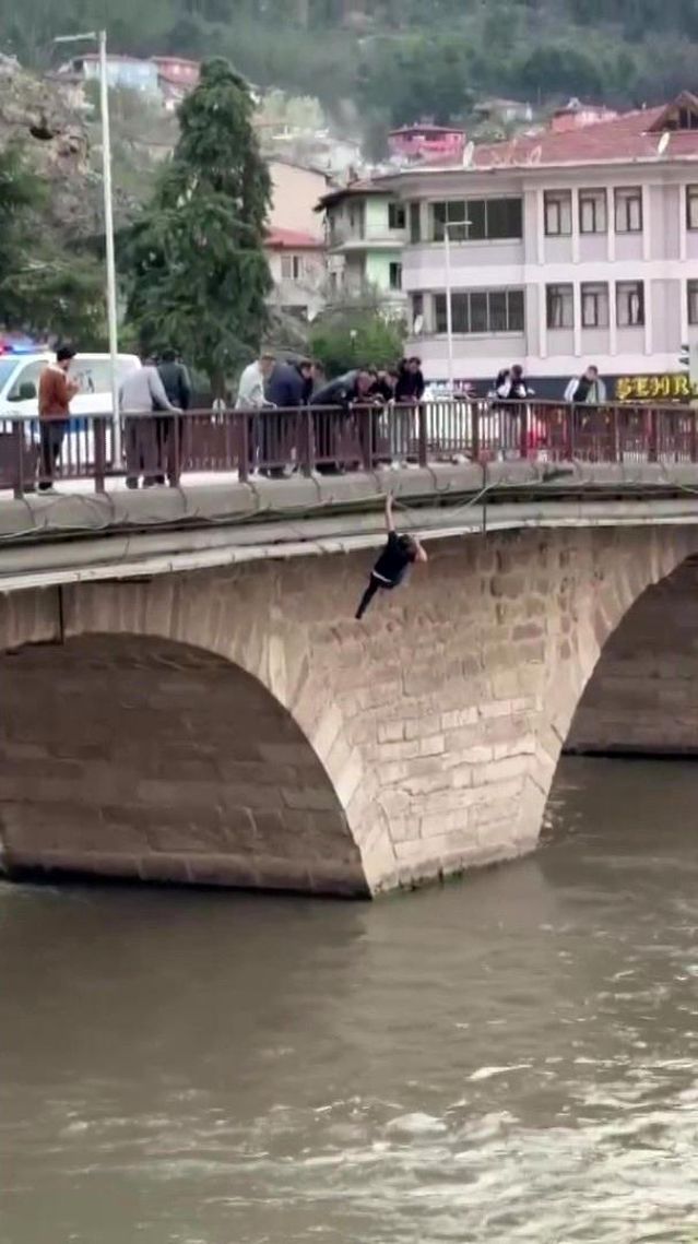 Amasya'da Köprüden Atlayan Kişi Yeşilırmak Nehri'nde Kurtarıldı
