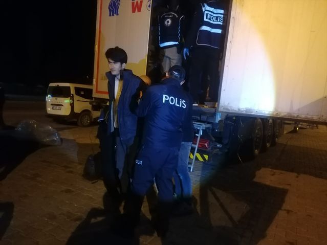 Erbaa'da İran Plakalı Tırda 18 Düzensiz Göçmen Yakalandı