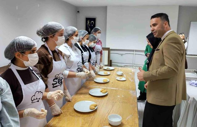 Gaziantep'te Öğrenciler İçli Köfte Yapımını Uygulamalı Öğrendi
