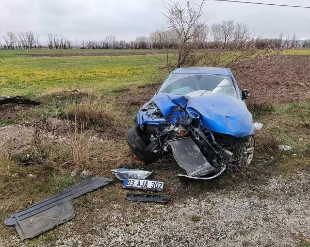 Şuhut'ta Otomobilin Ağaca Çarpması Sonucu 3 Kişi Yaralandı