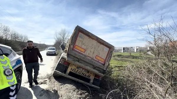 Arnavutköy'de Hafriyat Kamyonu Direksiyon Hakimiyetini Kaybederek Ağaca Çarptı
