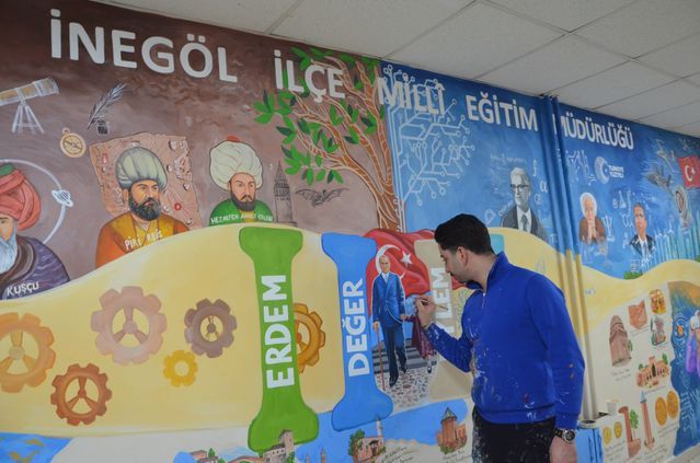 İşitme Engelli Öğretmen, Türkiye Yüzyılı Maarif Modeli'ni İnegöl Duvarına Yansıttı