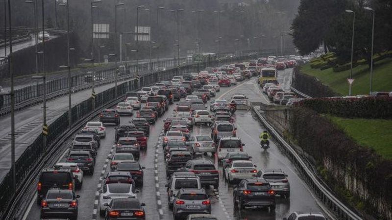 İstanbul'da Bayram Trafiği Yoğunluğu Sürüyor, Köprü Girişlerinde Kilitlenmeler Yaşanıyor