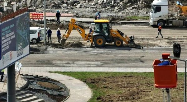 Kayseri Büyükşehir, Pazar Günü de Kartal Katlı Kavşağı Projesinde Çalışmaları Sürdürüyor