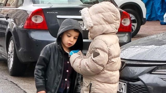 Niğde Belediye Başkanı Emrah Özdemir’den Bayram Namazında Çocuklara Harçlık Sürprizi