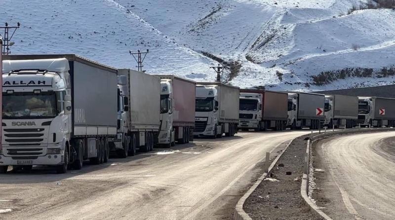 Türkiye-İran Sınır Kapısında 2 Kilometrelik Tır Kuyruğu Oluştu