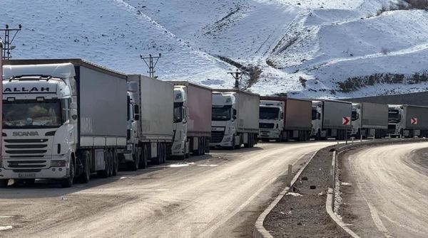 Türkiye-İran Sınır Kapısında 2 Kilometrelik Tır Kuyruğu Oluştu