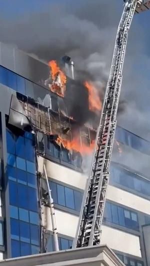 Kocaeli'de 7 Katlı İş Merkezinde Yangın Kontrol Altına Alındı