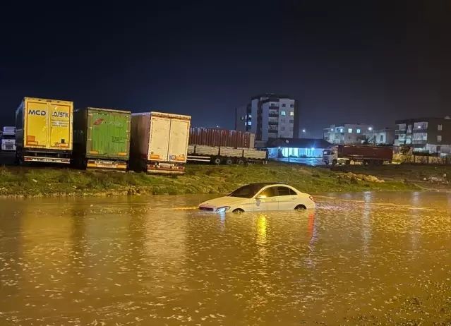 Cizre'de Sağanakta Mahsur Kalan 3 Kişi İtfaiye Tarafından Kurtarıldı