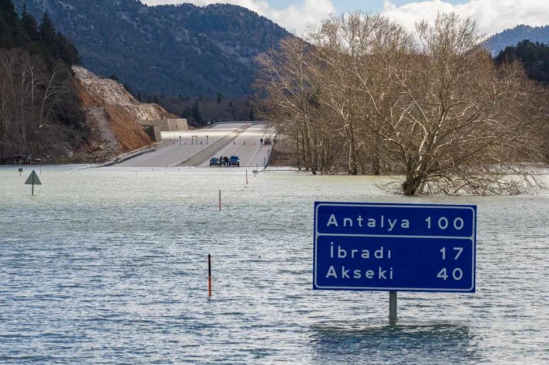 Antalya-Konya Karayolu Sağanak Nedeniyle Trafiğe Kapandı
