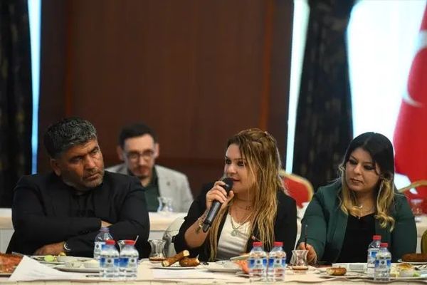 AK Parti Genel Başkan Yardımcısı Kaya, Roman Vatandaşlarla Sorunları Görüştü