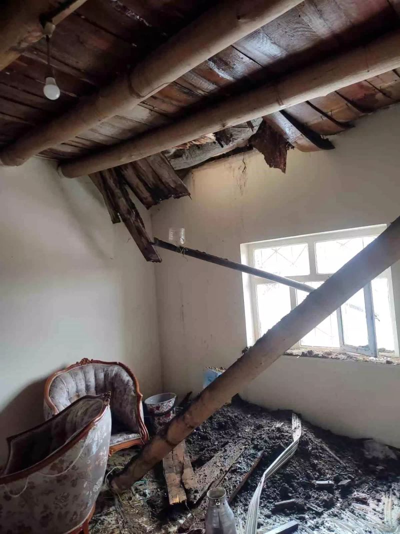 Hakkari'de Çöken Toprak Evde Yaşayan Duman Ailesi Yardım Çağrısında Bulundu