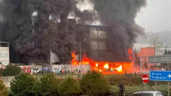 Trabzon Arsin OSB'deki Fındık Fabrikasında Yangın Kontrol Altına Alınmaya Çalışılıyor